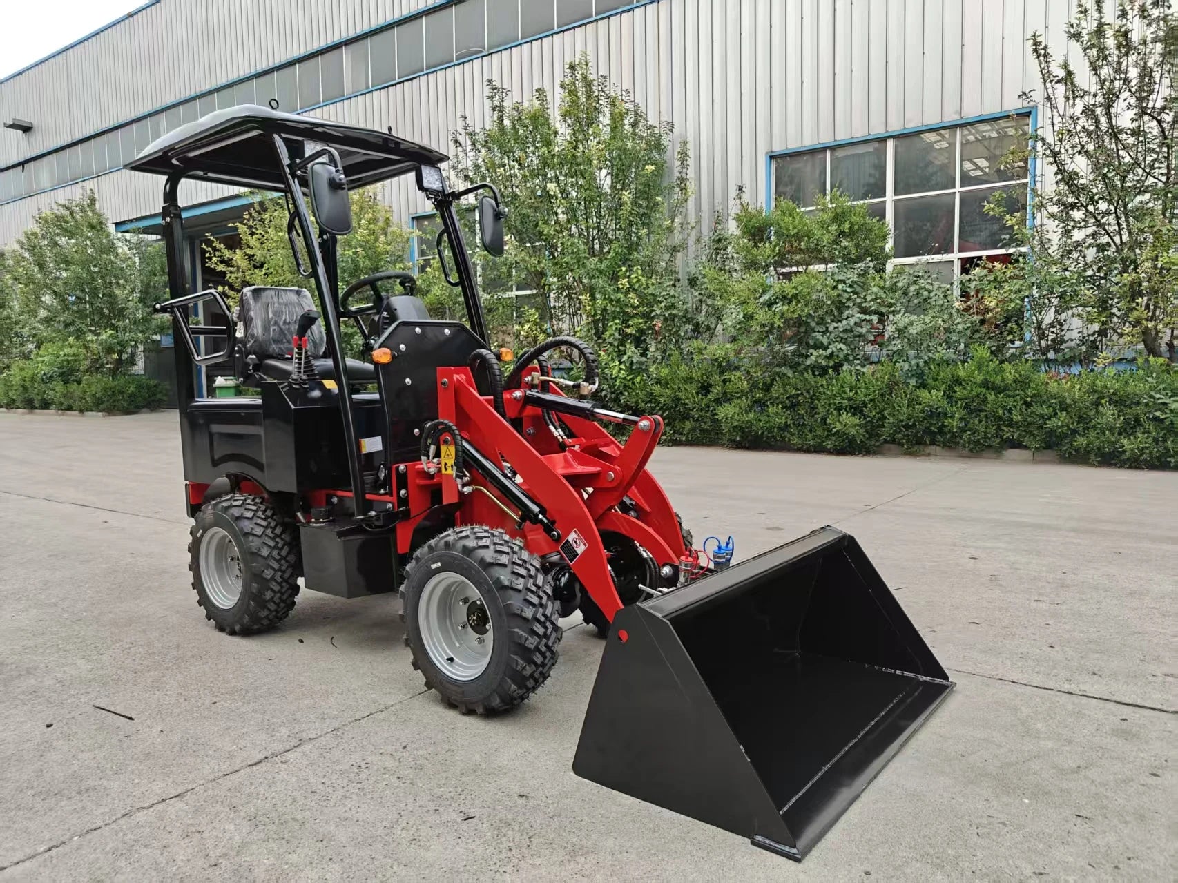 Electric Mini Loader with Large Capacity Skid Steer Loader Front Loader Backhoe Loader Wheel Loader Battery Powered for Home Use